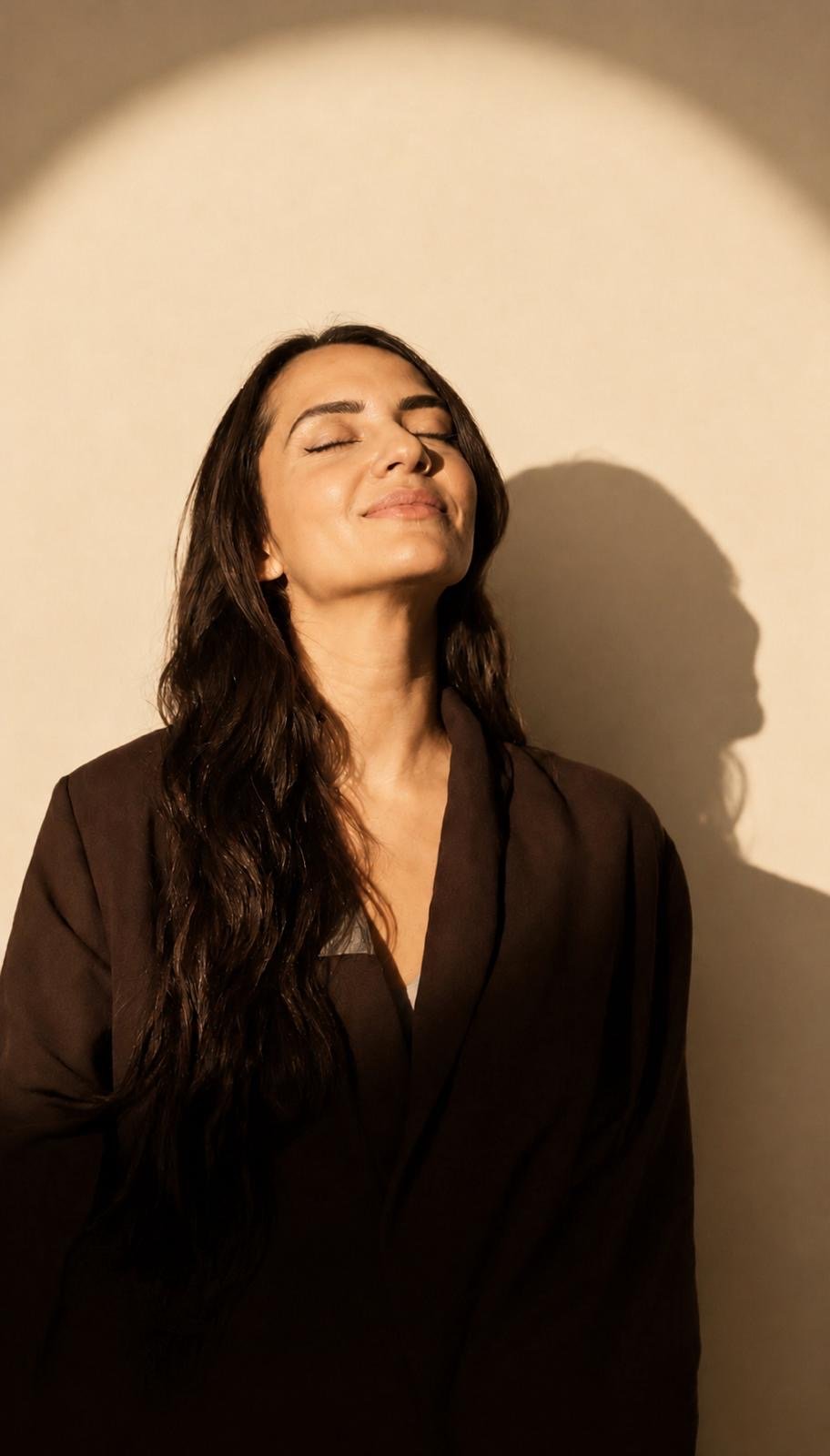 Kosmetologin Dania von Aura Kosmetik bei einer Gesichtsbehandlung in Neuwied